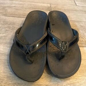 Vionic Tide II toe poat black thong sandals, size 10 1/2